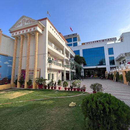 Hotel Mangalam Grand Lakhnaú Exteriér fotografie