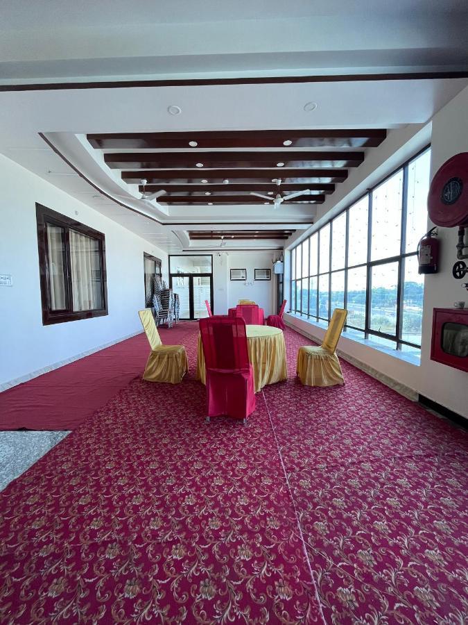 Hotel Mangalam Grand Lakhnaú Exteriér fotografie