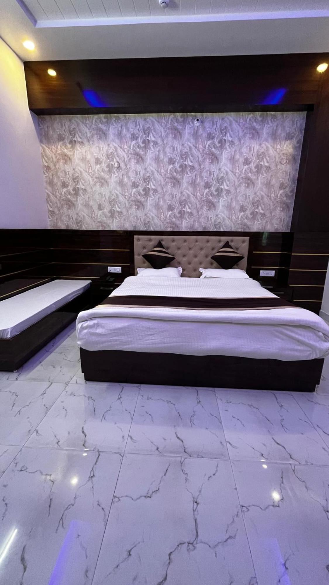 Hotel Mangalam Grand Lakhnaú Exteriér fotografie