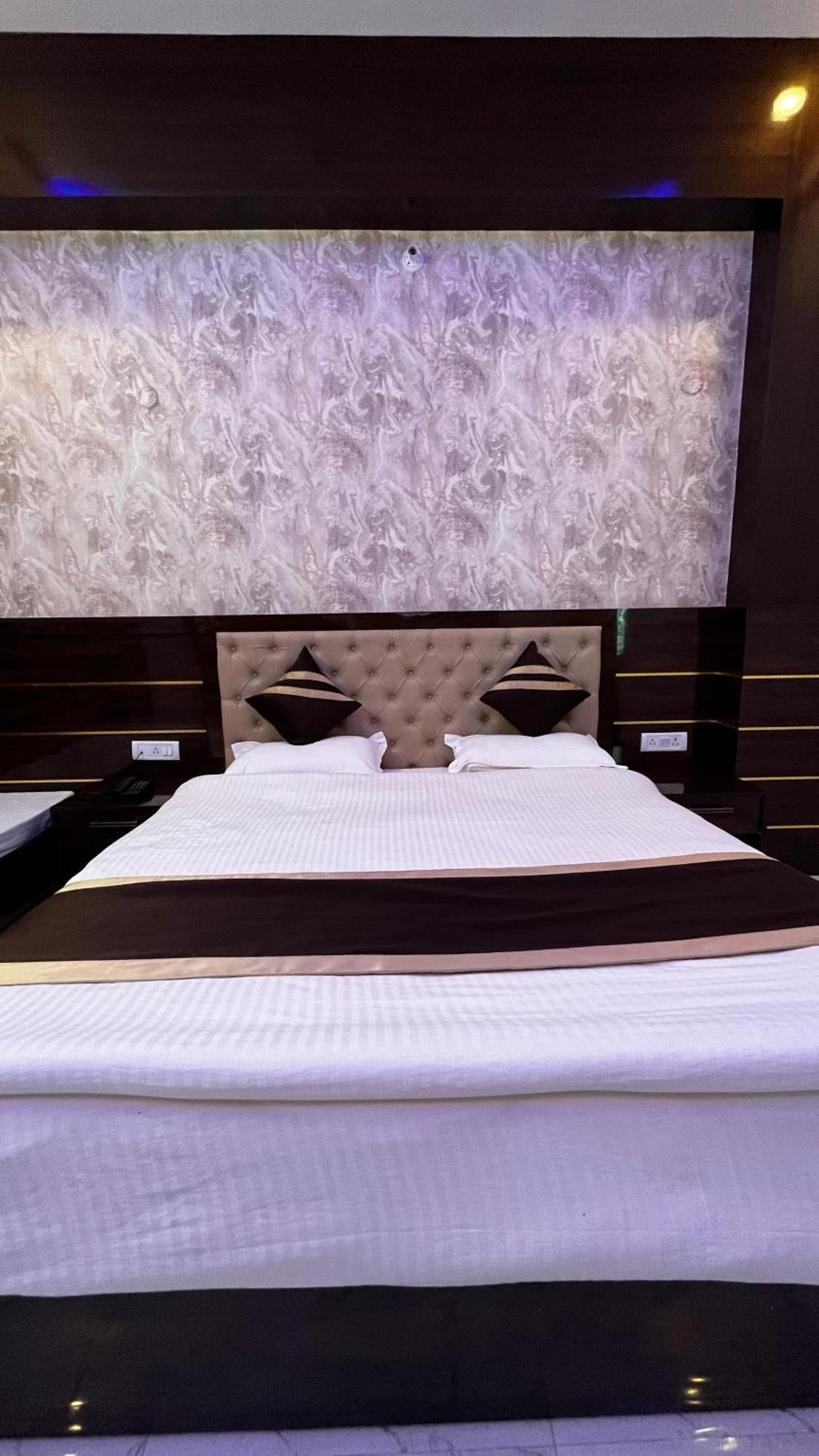 Hotel Mangalam Grand Lakhnaú Exteriér fotografie