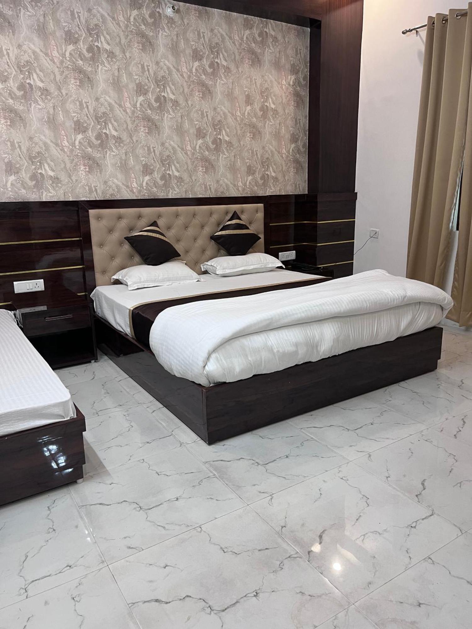 Hotel Mangalam Grand Lakhnaú Exteriér fotografie