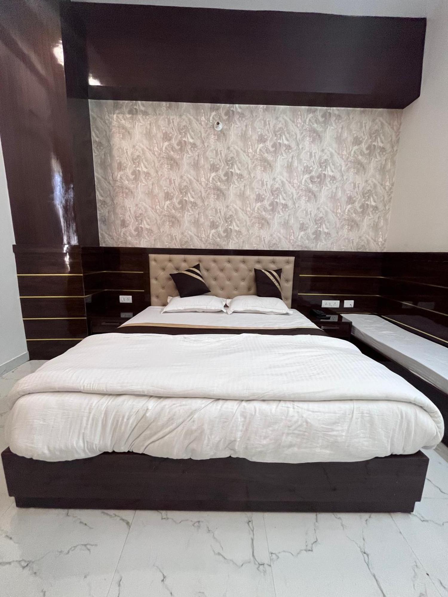 Hotel Mangalam Grand Lakhnaú Exteriér fotografie