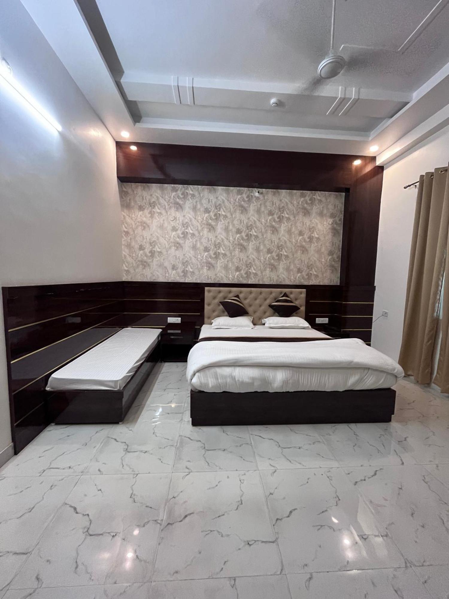 Hotel Mangalam Grand Lakhnaú Exteriér fotografie